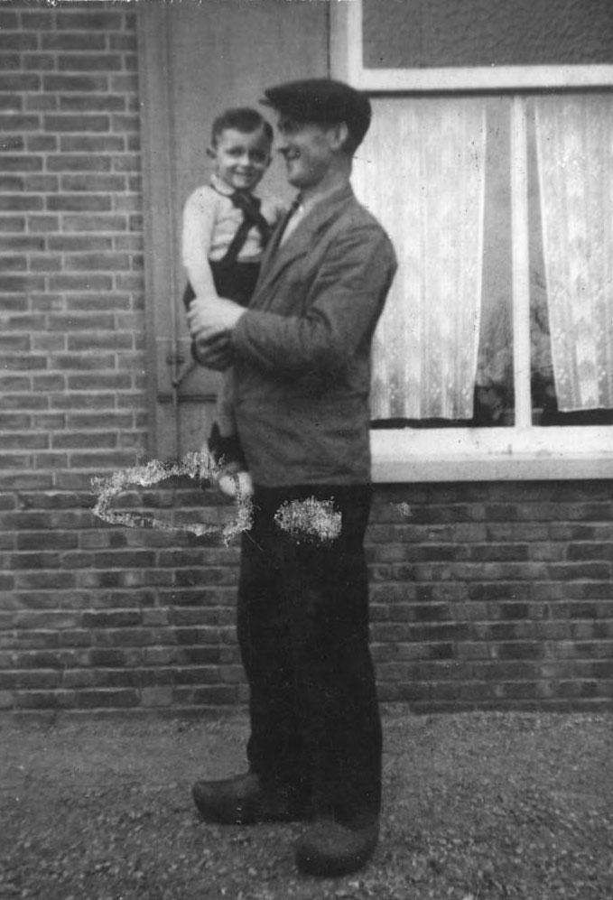 Uriel Cohn con Marinus van Beek, el propietario de la casa en la cual la familia Cohn se refugió
