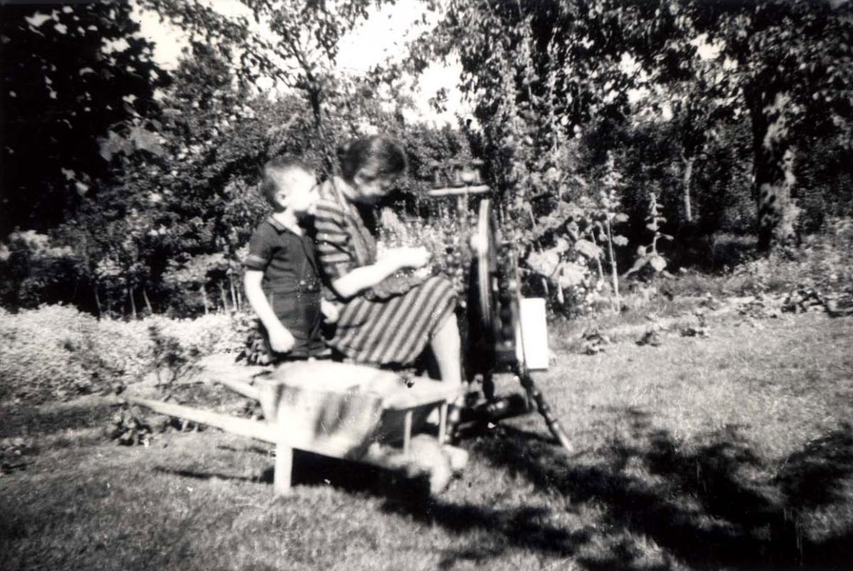 Uriel con su madre en el jardín de su casa en la villa de Heelsum