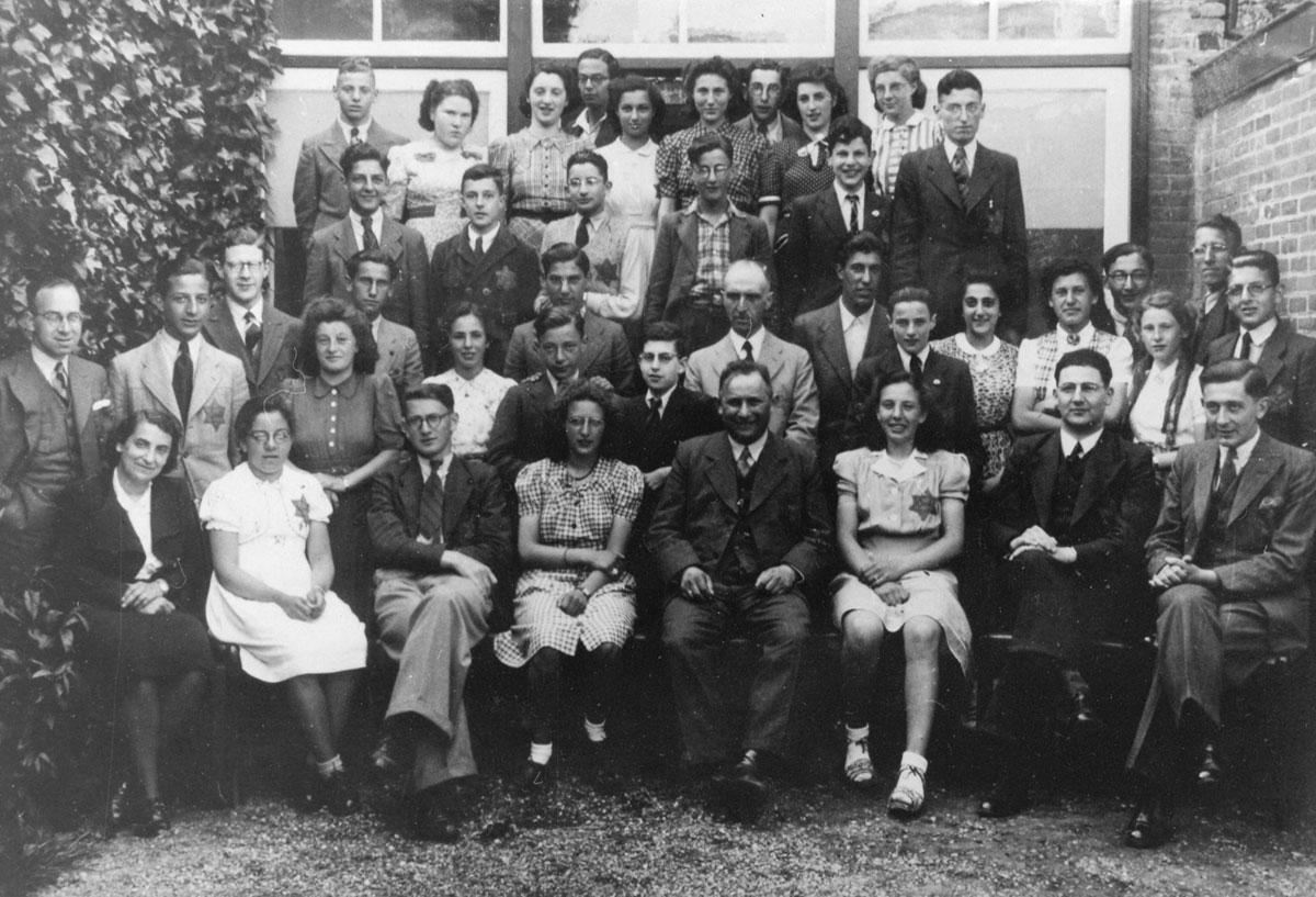 Joachim-Max de Jonge con su clase durante la guerra. Note las estrellas amarillas sobre las camisas de los estudiantes judíos. Max está en la cuarta fila desde el frente, tercero de la izquierda