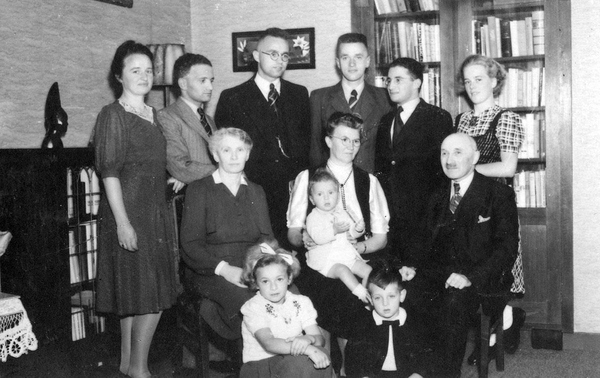 Después de la liberación en 1945. Las familias Nooitgedagt y de Jonge con otros tres niños judíos que habían estado escondidos