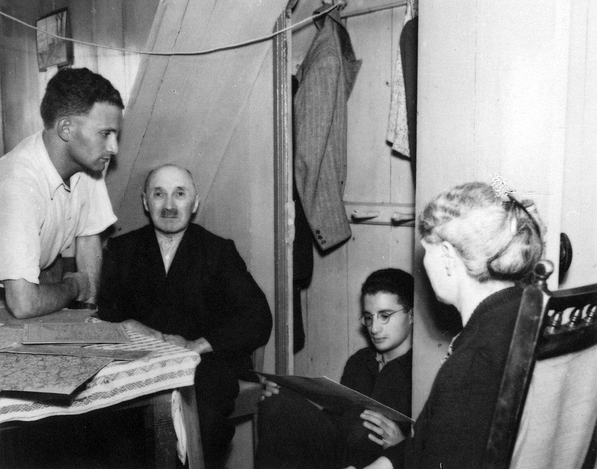 La familia de Jonge en el refugio en el ático de la casa de Nooitgedagt