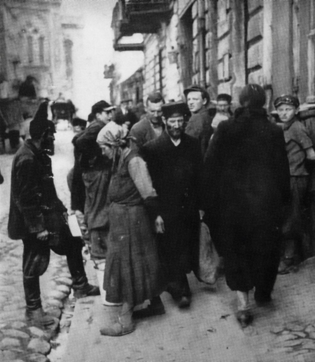 Street scene in Piotrków Trybunalski before the Holocaust