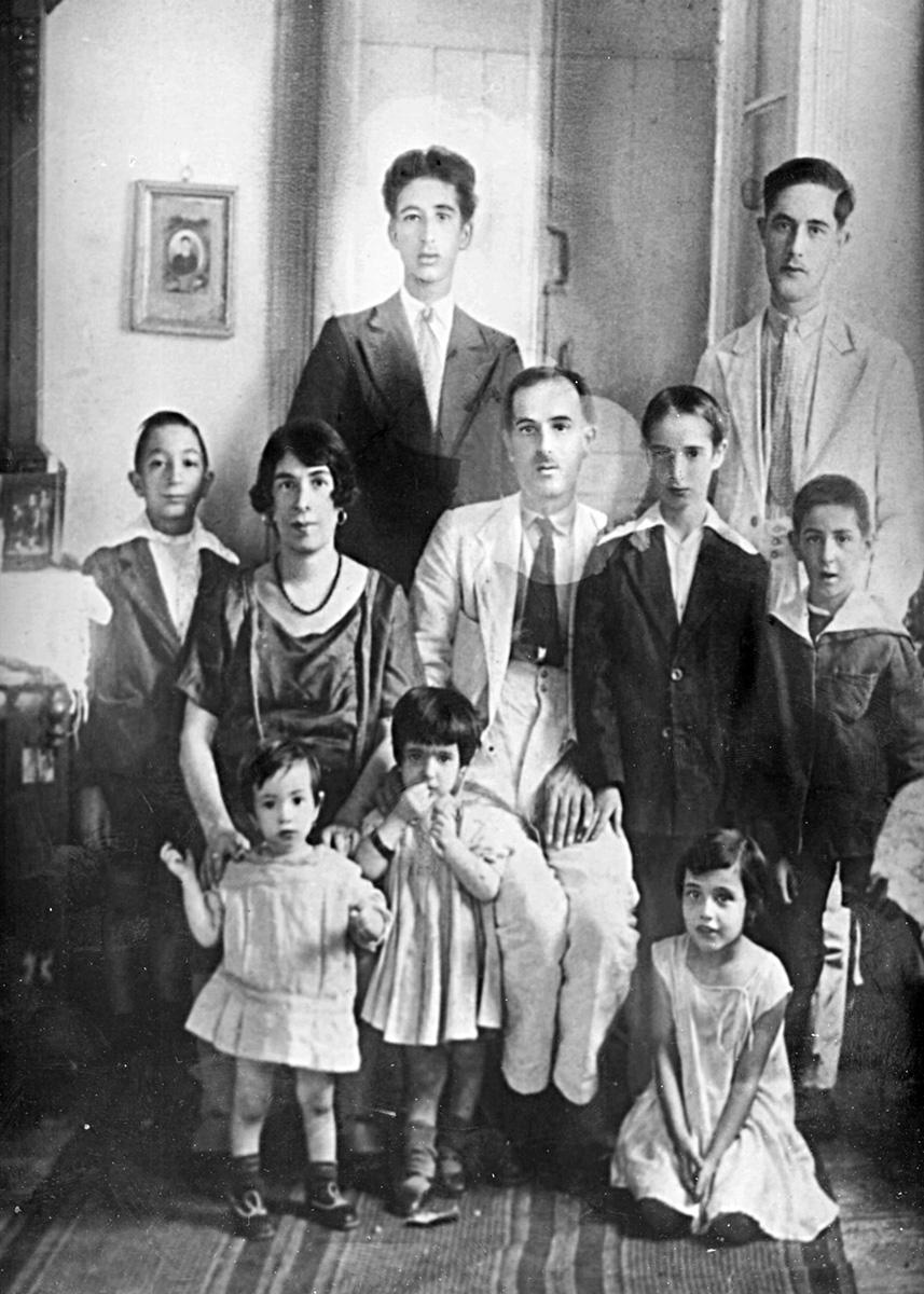 Moshé y Esther Matza y sus ocho hijos, Zakinthos, década de 1920