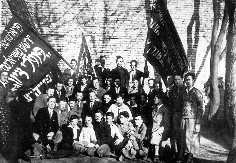 חברים בתנועת &quot;פרייהייט&quot; בווילנה מציינים את ה-1 במאי 1932 