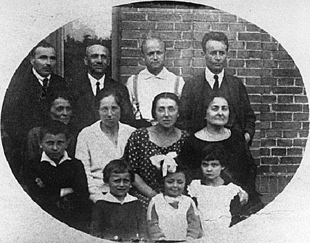 Mordecai Gebuertig with family and friends, Cracow, 1924.