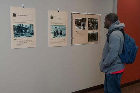 Exposición ready2print &quot;Auschwitz - Un lugar en la Tierra: El Álbum de Auschwitz&quot; en el Collin College, Texas, Estados Unidos