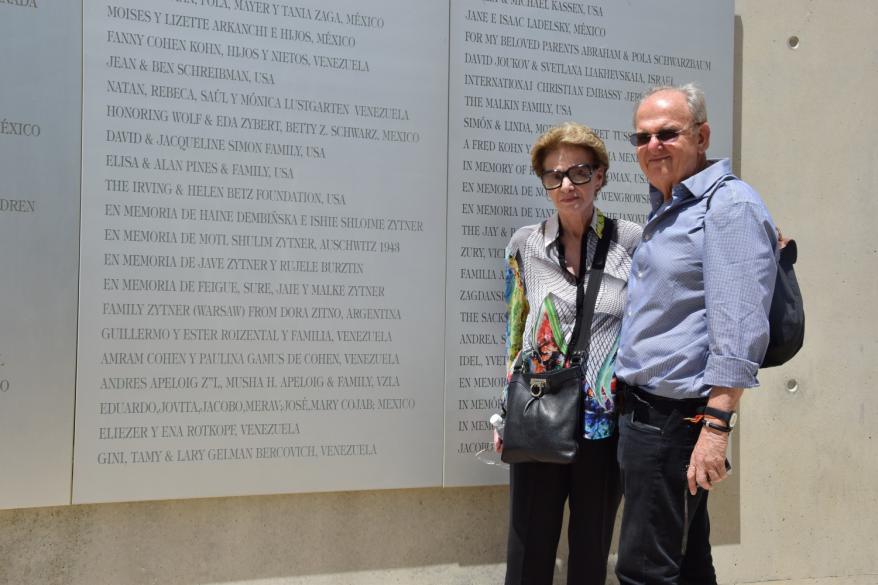 Félix y Paulina Altarás, presidenta de Amigos Latinoamericanos de Yad Vashem-Miami durante su visita en Yad Vashem.