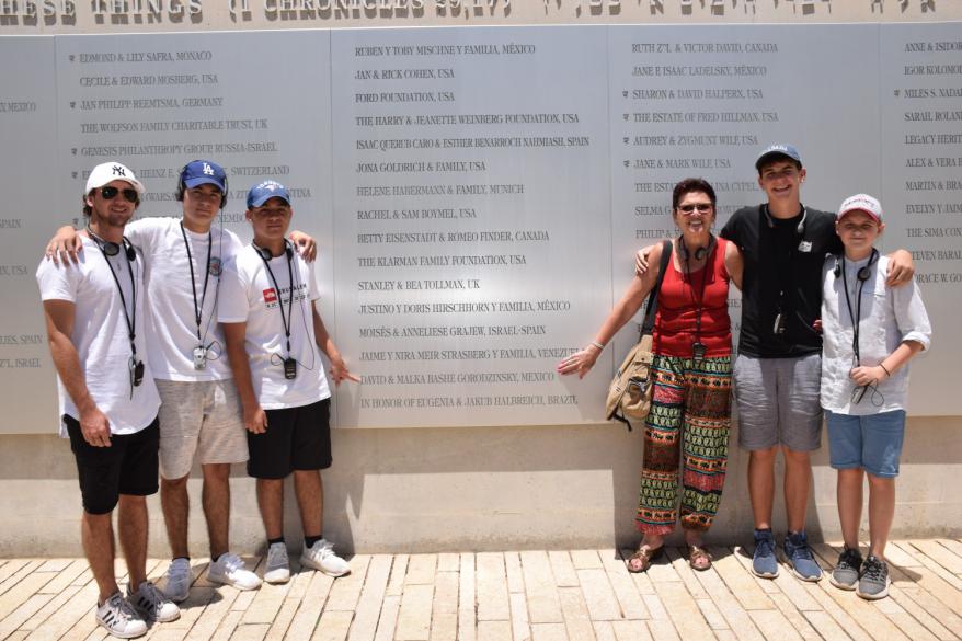 Cecilia Gorodzinsky Bayón de México, junto a sus nietos en su visita por Yad Vashem