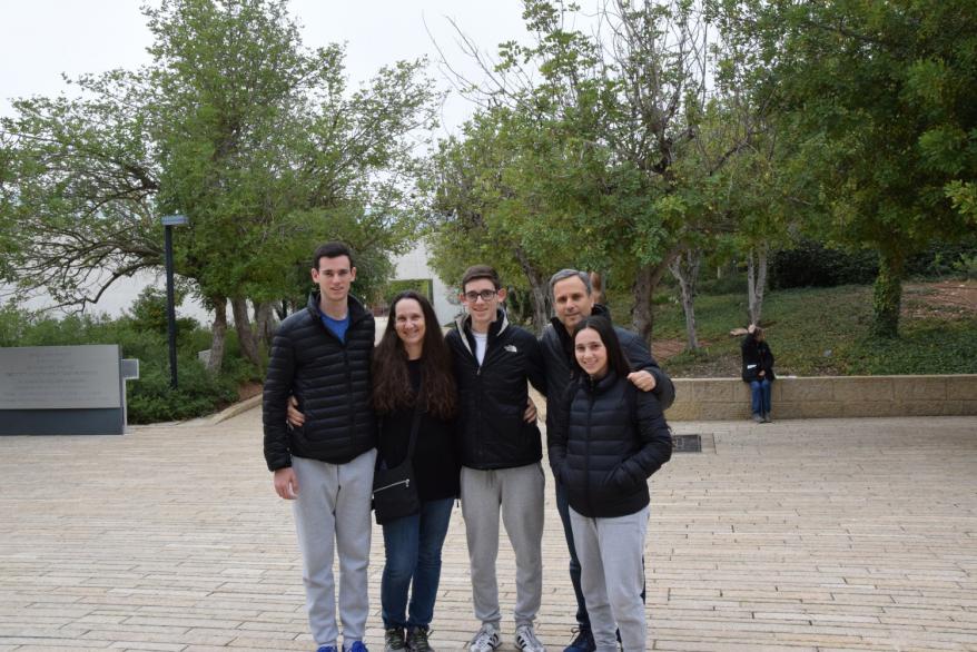 Manuel Behar junto a su esposa e hijos, de Perú, en su visita por Yad Vashem