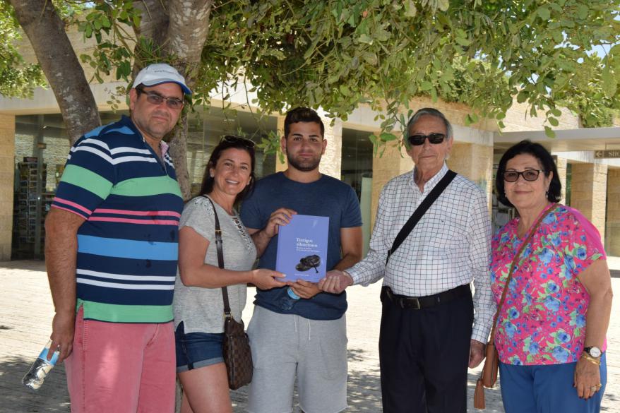 Elías Benasayag de Miami con su esposa e hijo en compañía de Moshe y Perla Hazan en su visita a Yad Vashem