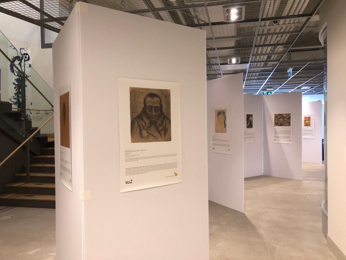 Выставка ready2print &quot;Искусство в годы Холокоста&quot;, экспозиция в средней школе им. епископа Строна, Торонто, Канада