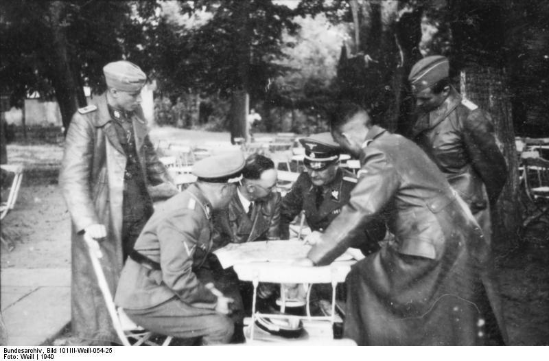 Heinrich Himmler mit Offizieren der Polizei und SS. Bild: Bundesarchiv