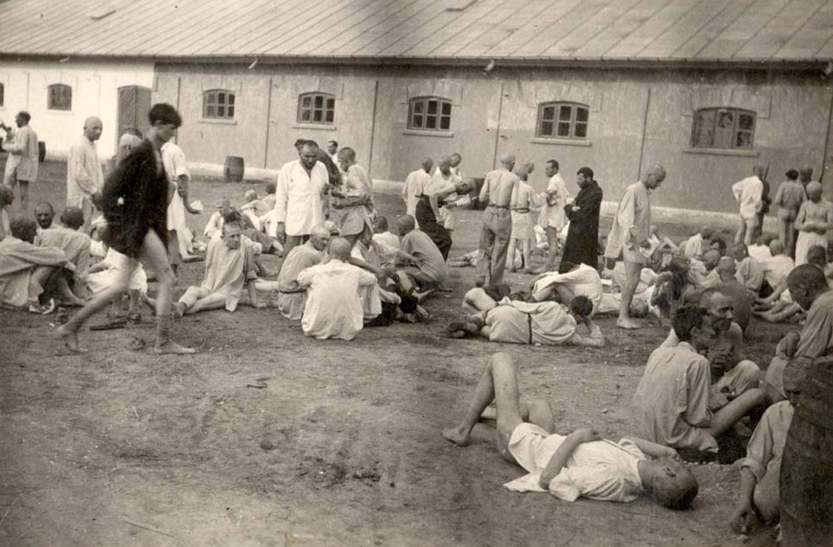 ניצולים מרכבת גירוש מיאסי בחצר מחנה צבאי, יולי 1941, קלרסי, רומניה