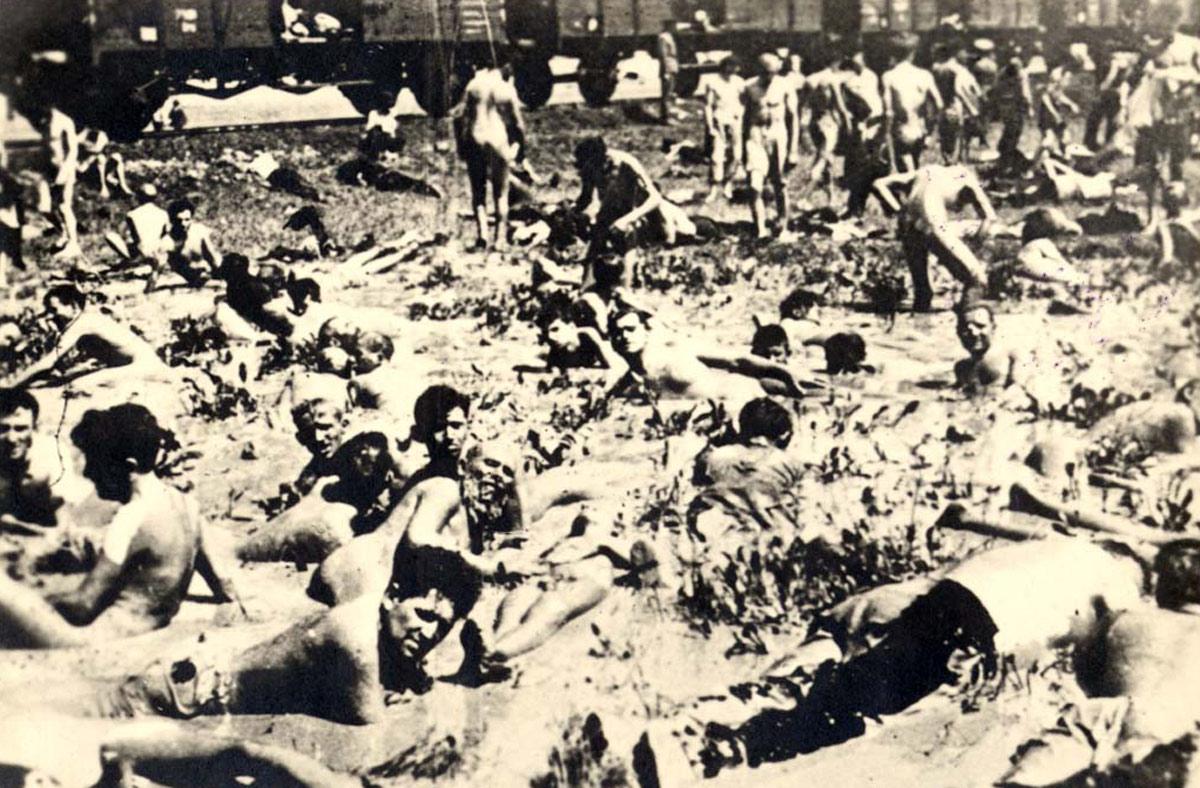 ניצולים פוגרום יאסי מותשים בקלרסי, שהסירו את בגדיהם כתוצאה מהחום הכבד, רומניה