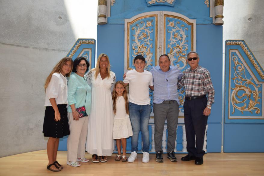 Vanina y Marcelo Cassin de Argentina con sus hijos: Galia, Avril y Michel, en ocasión de su Bar Mitzva en Yad Vashem junto a Perla y Moshe Hazan