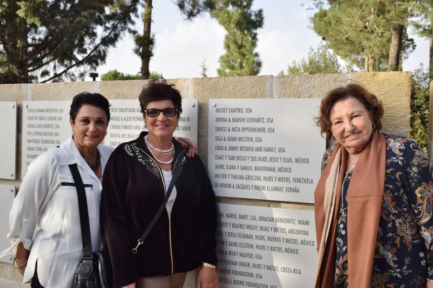 La Sra. Esther Cohen y sus hijas Thalma Gruszka y Fany Cohen en la Terraza de los Constructores durante su visita a Yad Vashem