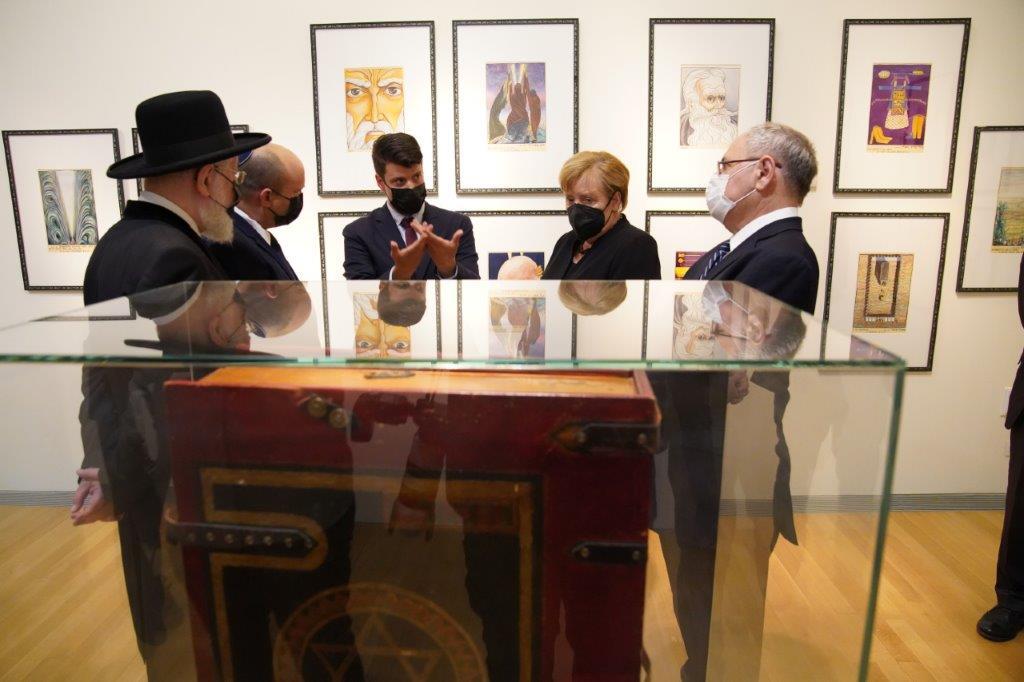 Le Grand rabbin Israel Meir Lau, président du Conseil, le Premier ministre Naftali Bennett, la chancelière allemande Angela Merkel et le président de Yad Vashem Dani Dayan, au Musée d'art de la Shoah
