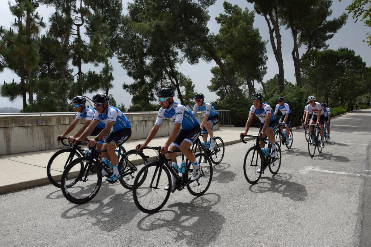 Les cyclistes parcourent le campus de Yad Vashem à la mémoire du Juste parmi les Nations et du champion Gino Bartali