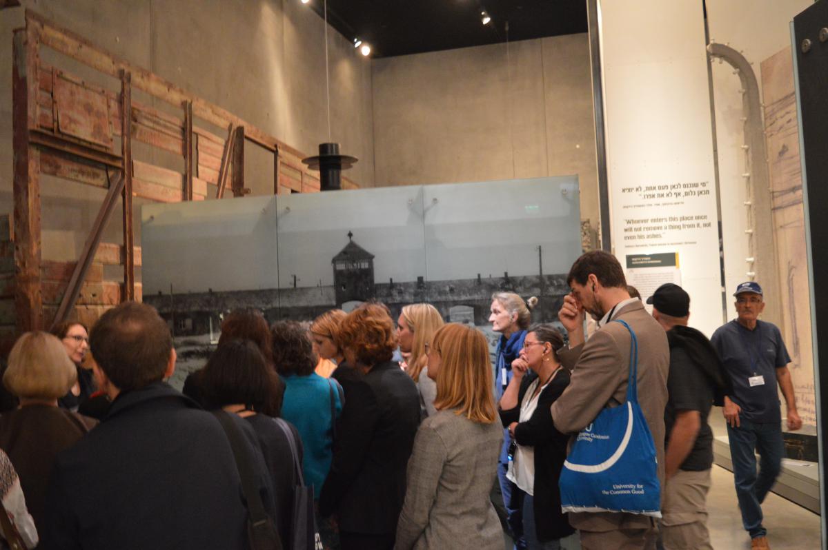 Berliner Lehrer beim Besuch im Museum für die Geschichte des Holocaust