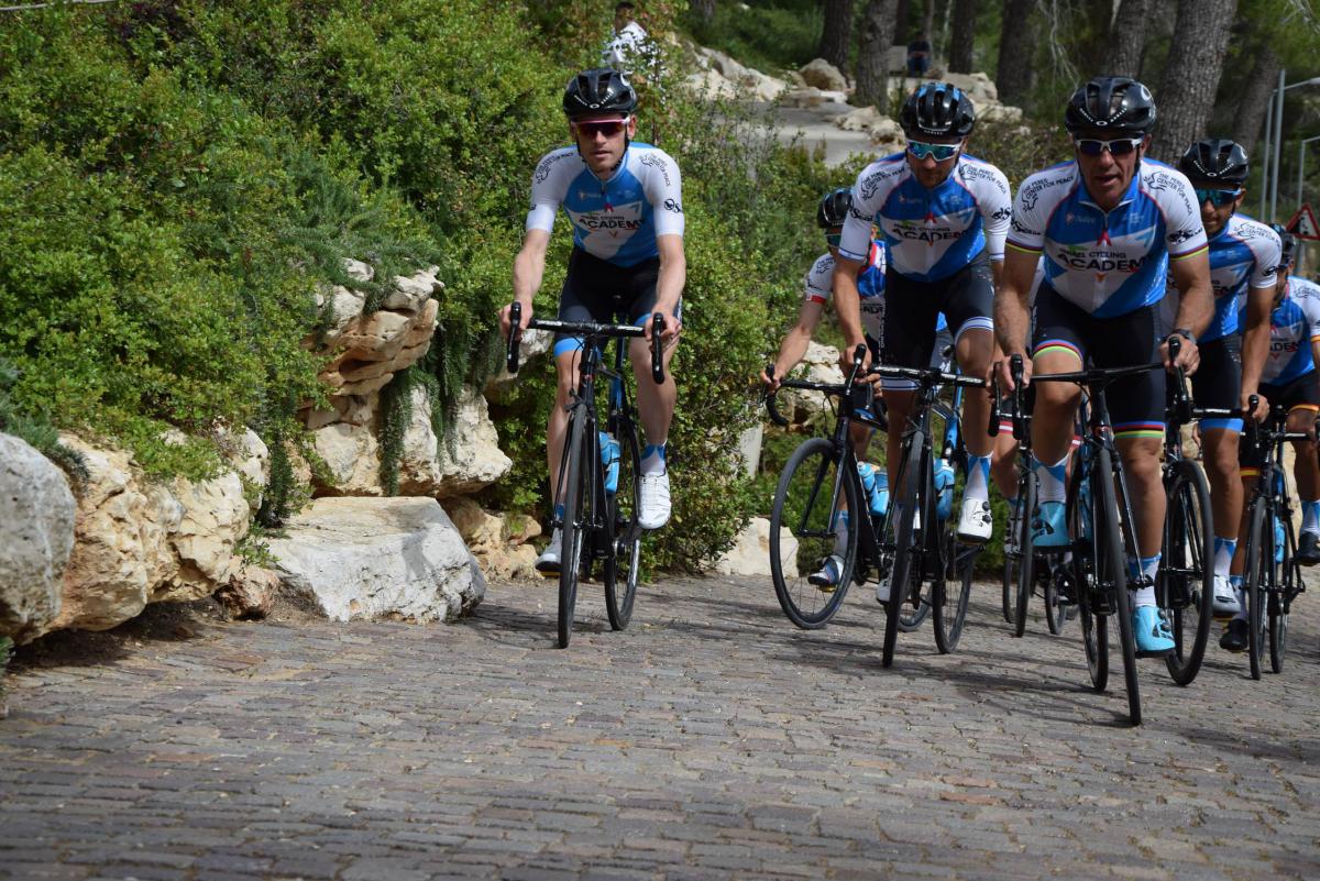 Les cyclistes de l'Académie d'Israël terminent leur circuit commémoratif dans le jardin des Justes de Yad Vashem
