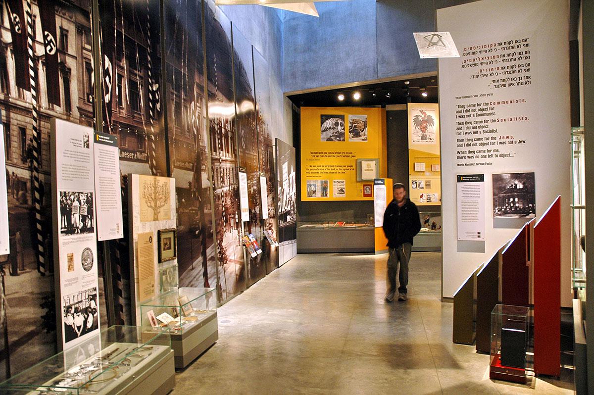 Галерея &quot;Нацистская Германия и евреи&quot; в Музее истории Холокоста