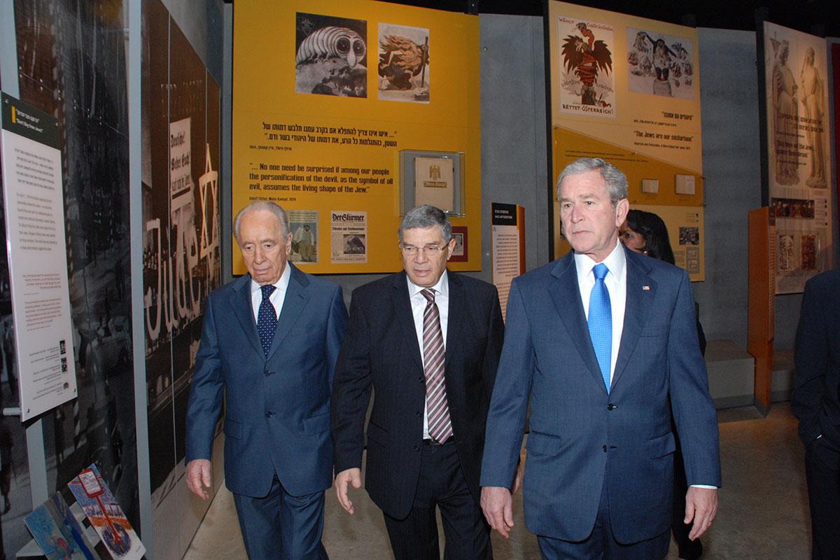 From left to right: President George W. Bush accompanied by Israeli President Shimon Peres, Avner Shalev, Chairman of the Yad Vashem Directorate in the Holocaust History Museum, January 2008