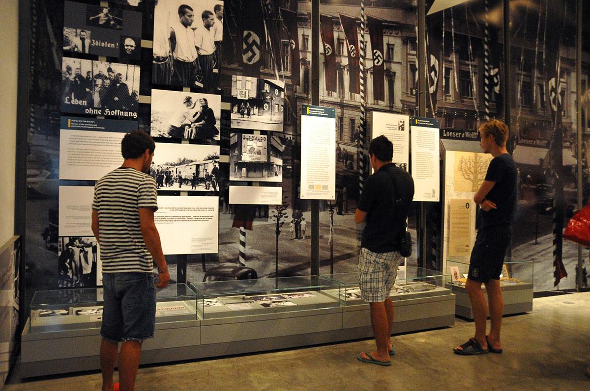 Музей истории Холокоста, галерея &quot;Нацистская Германия и евреи&quot;