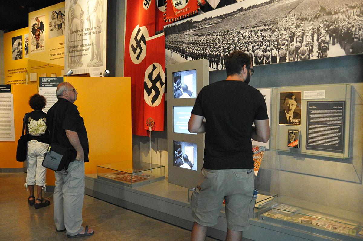 Посетители Музея истории Холокоста в галерее &quot;Нацистская Германия и евреи&quot;
