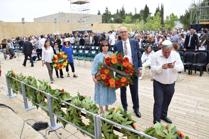 Esther and Simon Bentley, Chairman of the Yad Vashem UK Foundation laying a wreath on behalf of the Yad Vashem UK Foundation