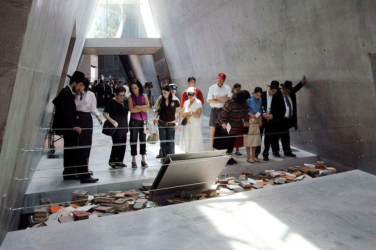 Visitantes en el Museo de la Historia del Holocausto