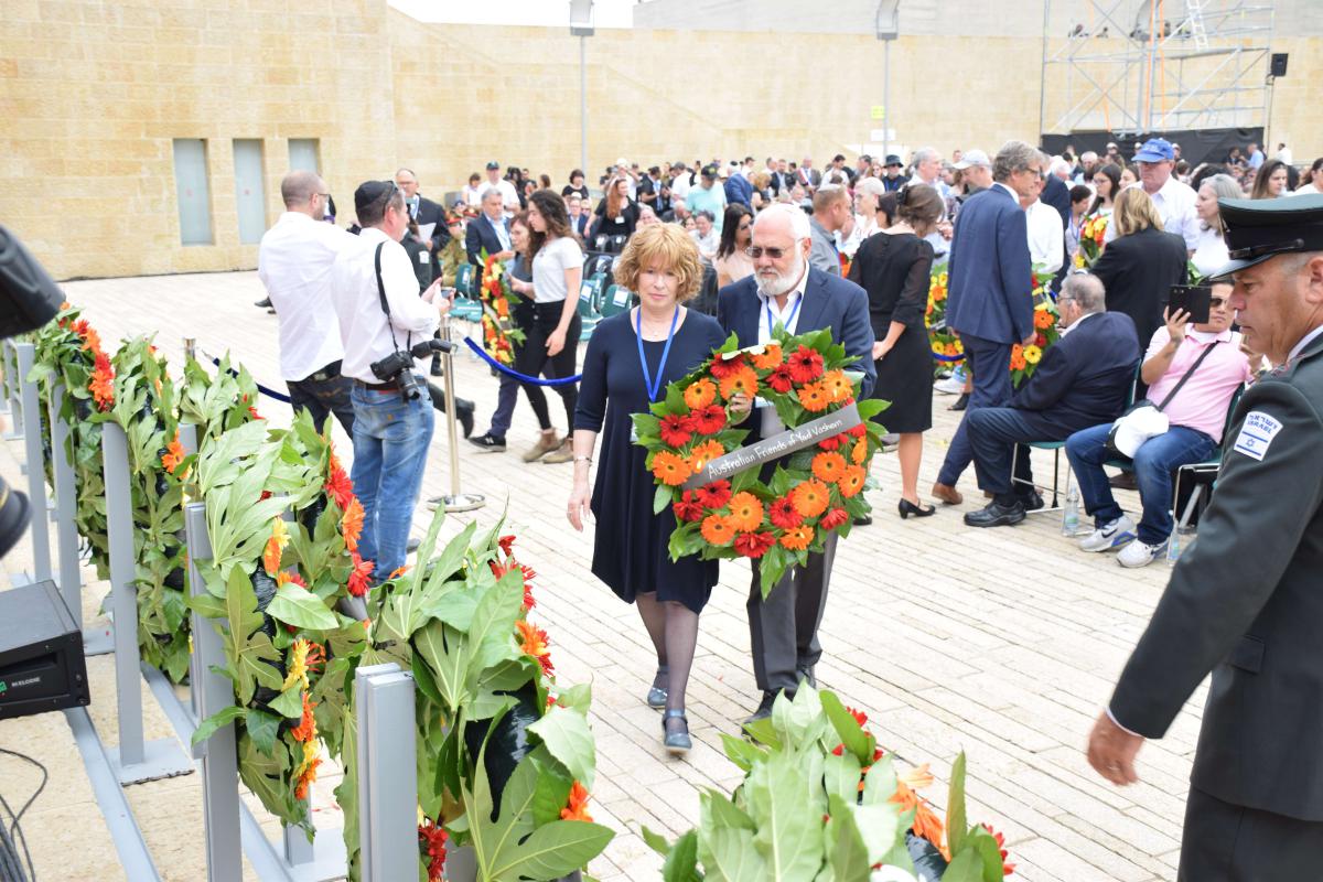 Evi and Myer Herzberg laying a wreath on behalf of Australian Friends of Yad Vashem