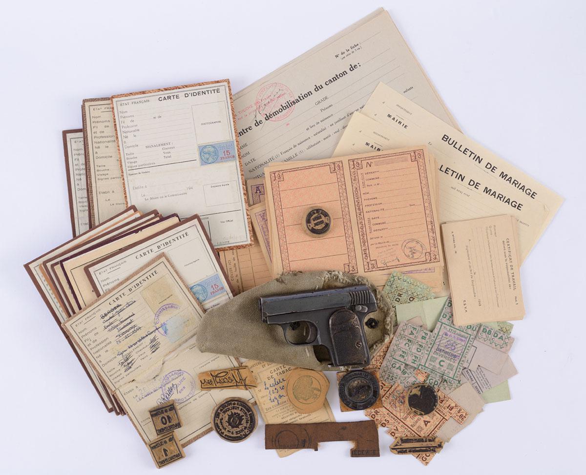Le revolver, les faux papiers et les tampons en caoutchouc créés par le résistant français Daniel Samuel