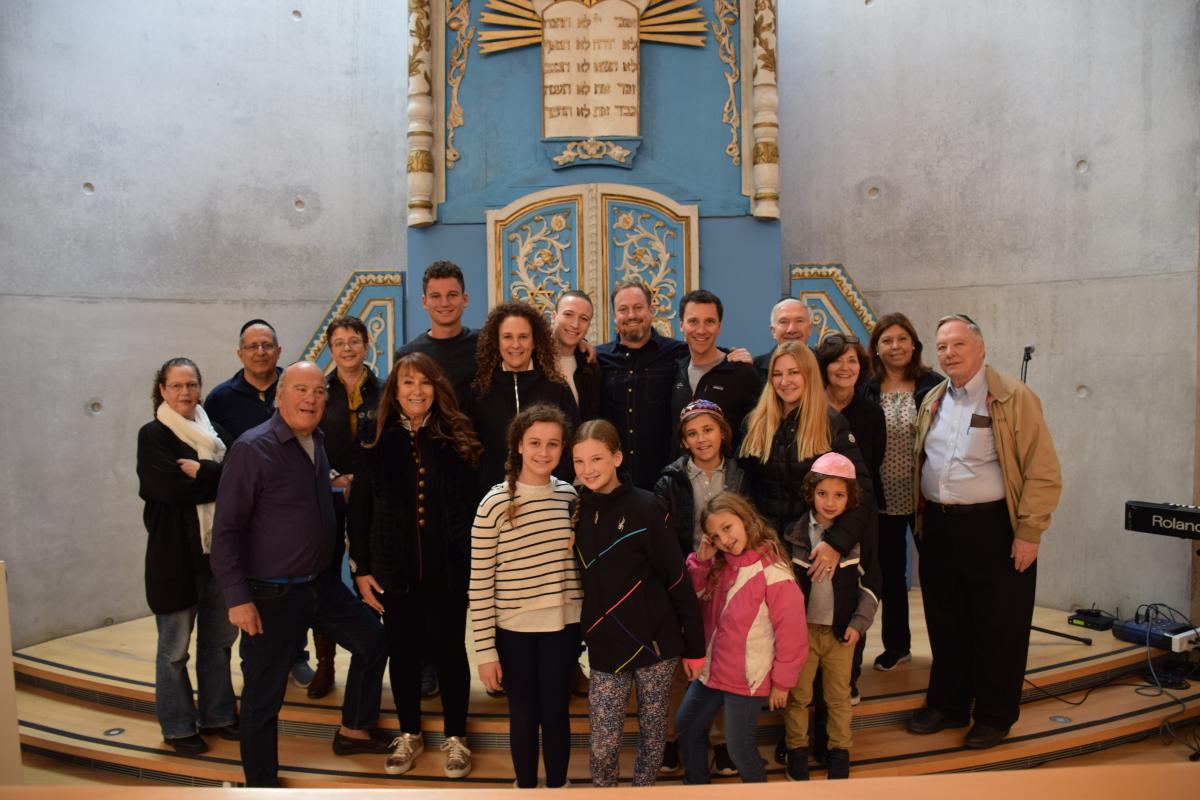 Las familias  Dobin y Kauppinen de Miami, en la Sinagoga de Yad Vashem durante la celebración del Bat Mitzva  de Rose y Merrick, juntos a sus padres, abuelos y demás familiares