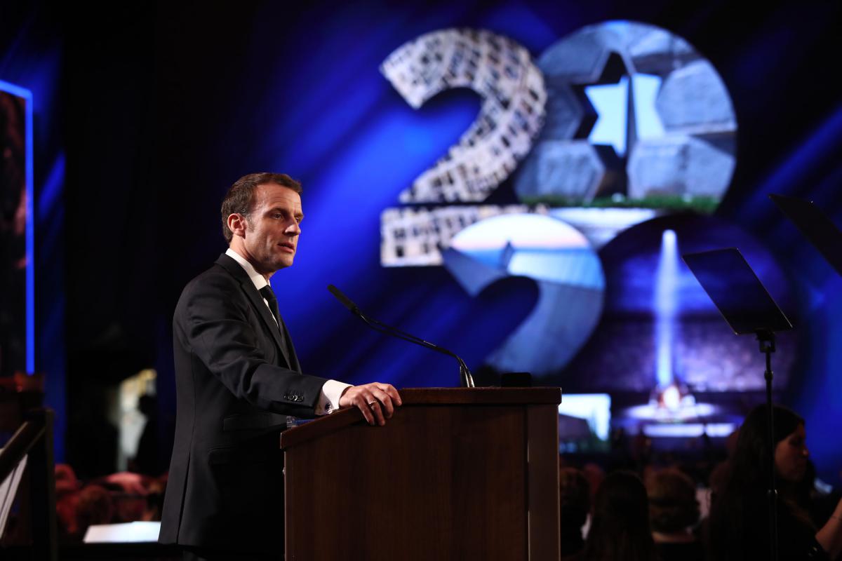 Der französische Staatspräsident Emmanuel Macron spricht zu den Gästen bei ihrer Zusammenkunft auf dem Berg des Gedenkens