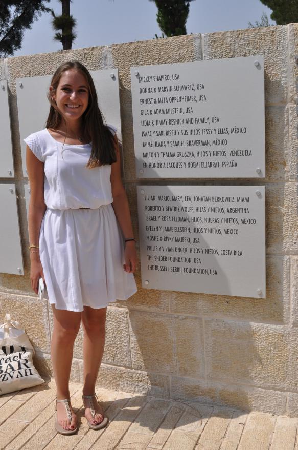 Nicole Ellstein de México junto a la Placa en honor a sus abuelos Evelyn y Jaime Ellstein en la Terraza de los Edificadores durante su visita en Yad Vashem.