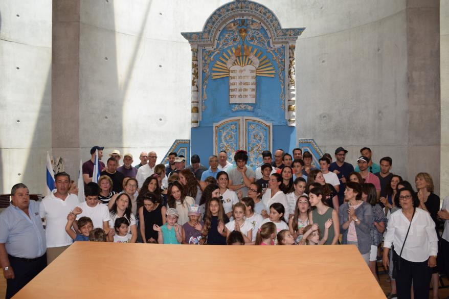 Rafael Fishman de Perú celebró su Bar Mitzva en Yad Vashem junto a sus familiares en la Sinagoga de Yad Vashem