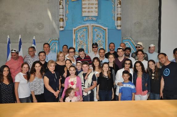 Eliezer Fishman de Miami durante la celebración de su bar Mitzva en Yad Vashem junto a sus familiares y amigos 
