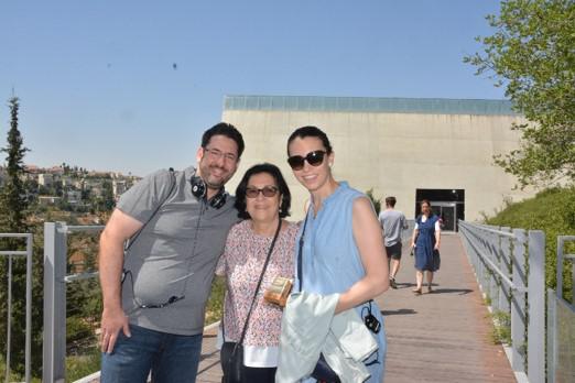 Moises Goihman y su esposa de Venezuela con Perla Hazan durante su visita a Yad Vashem