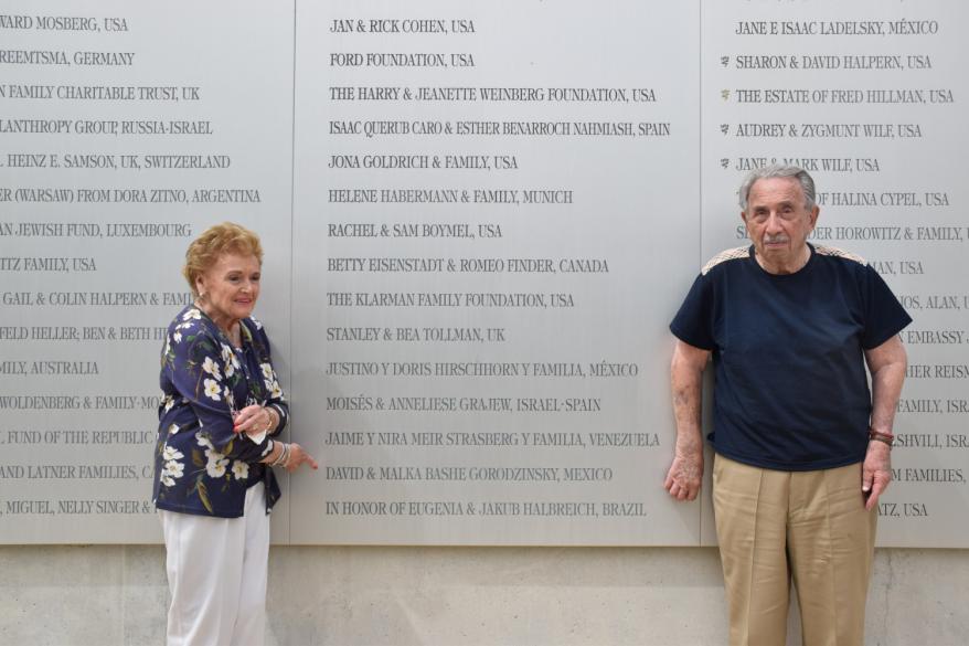 El señor David Gorodzinsky junto a su esposa Malke Bashe de México durante su visita por Yad Vashem