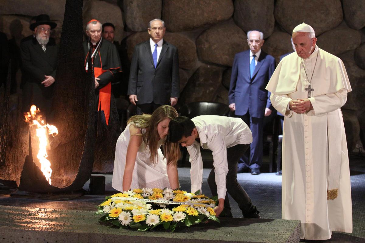 Laying of the wreath by Pope Francis, assisted by two young students who live in Israel, Eva Kolodkina and Hoang Huy Nguyen