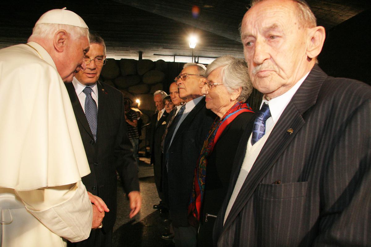 האפיפיור בנדיקטוס ה-16 לוחץ את ידה של בונדי בעת ביקורו ביד ושם, 11 במאי 2009