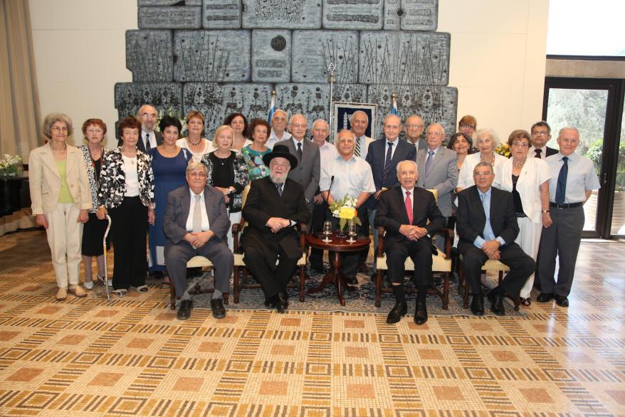 President Shimon Peres with members of the Commission for the Designation of the Righteous Among the Nations, Chairman of the Yad Vashem Directorate Avner Shalev and Chairman of the Yad Vashem Council Rabbi Israel Meir Lau