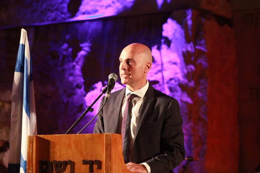 Mark Moskowitz delivering his address in the  Valley of the Communities at Yad Vashem, Jerusalem