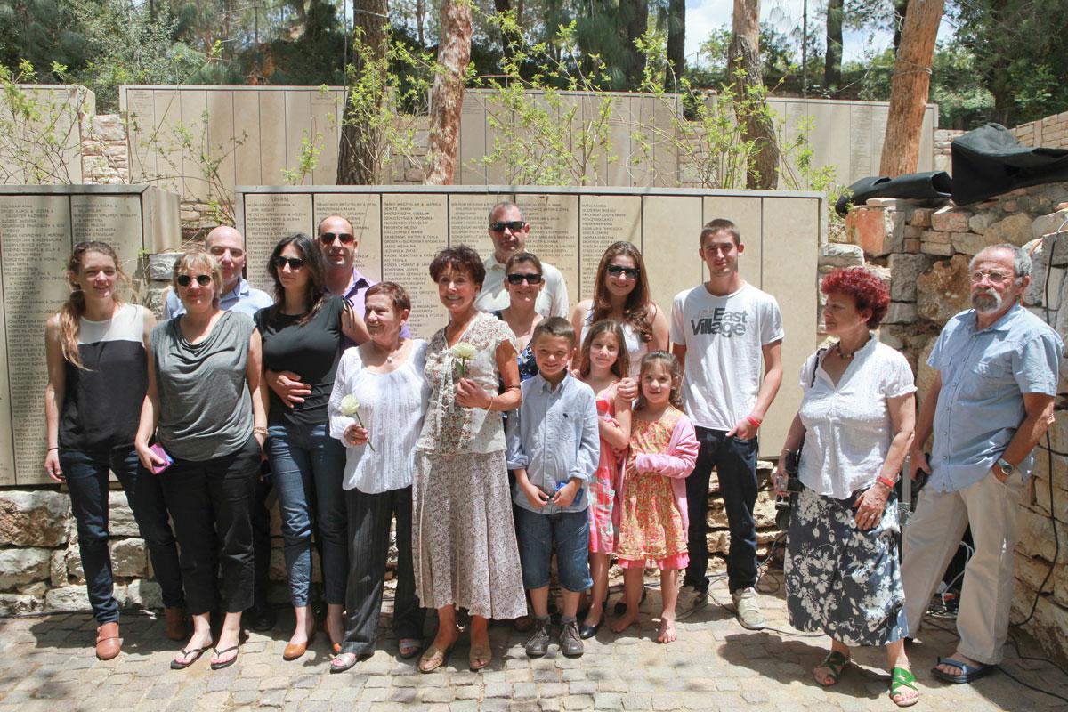 Пережившая Холокост Каролина Айзен и члены ее семьи с Эльжбетой Страдовской, внучатой племянницей покойных Праведников народов мира Людвики и Зигмунта Шостак, 13 мая 2013 года.