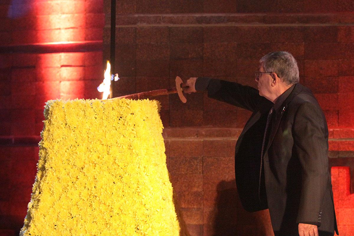 Avner Shalev, Chairman of the Yad Vashem Directorate lights the Memorial Torch at the beginning of the ceremony