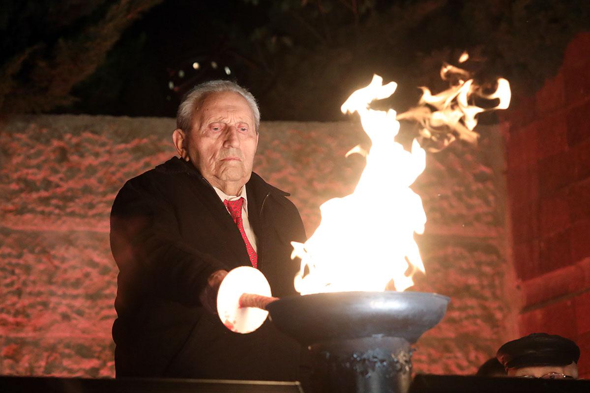 Moshe Jakubowitz, rescapé de la Shoah, allume l'un des six flambeaux lors de la cérémonie