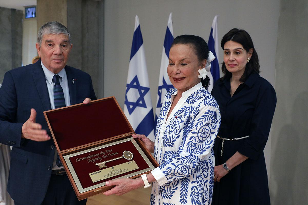 Judith Pisar reçoit les clés symboliques de Yad Vashem des mains d'Avner Shalev, président du comité directeur