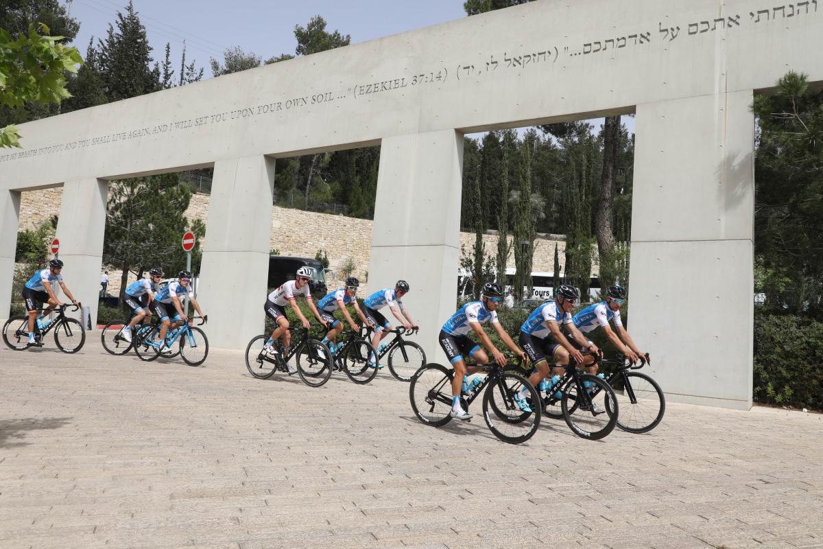 Les cyclistes entament leur course commémorative, emmenés par le président d'honneur du Grand Départ du Giro d'Italie, Sylvan Adams