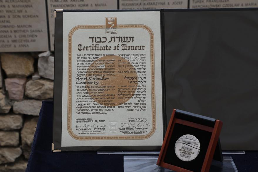 Le certificat d'honneur de Justes parmi les Nations au nom d'Henri et Emilie Lamberty