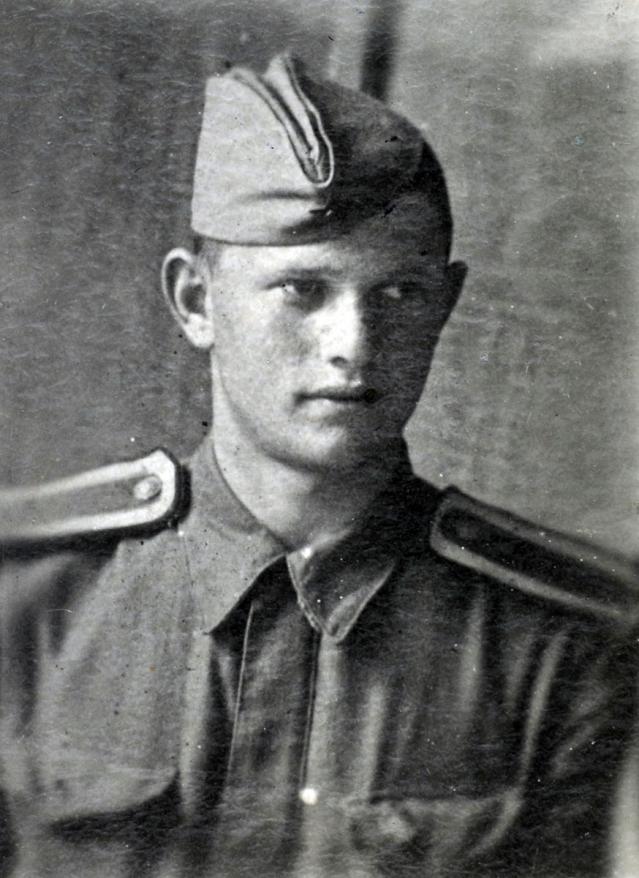 Анатолий Конович в форме красноармейца, 17 лет